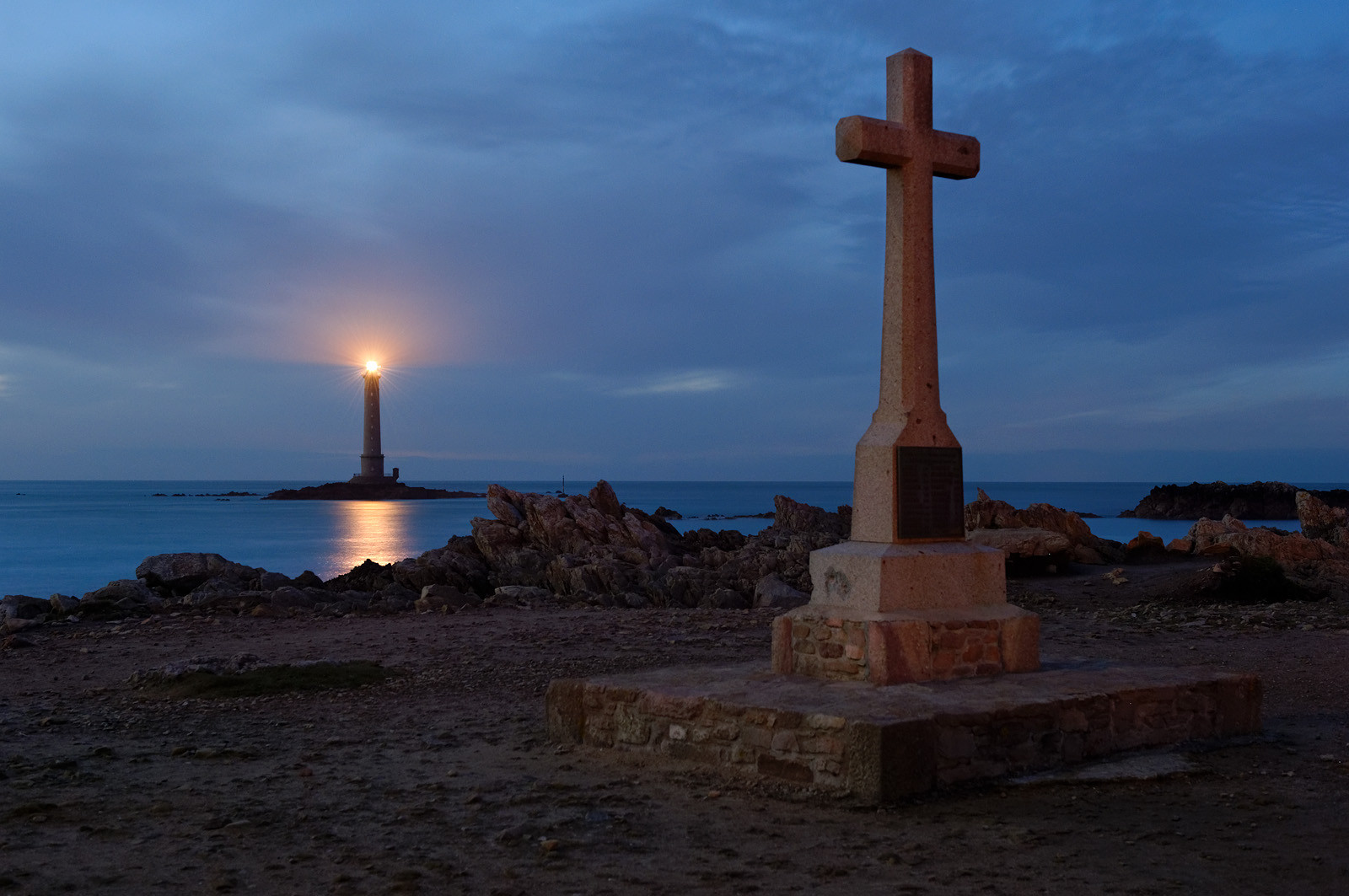 Le phare de Goury, situé sur la commune d'Auderville (Manche) et mis en service en 1837, signale l'un des courants de marée les plus forts d'Europe : le Raz Blanchard. Il est inscrit aux monuments historiques depuis 2009.