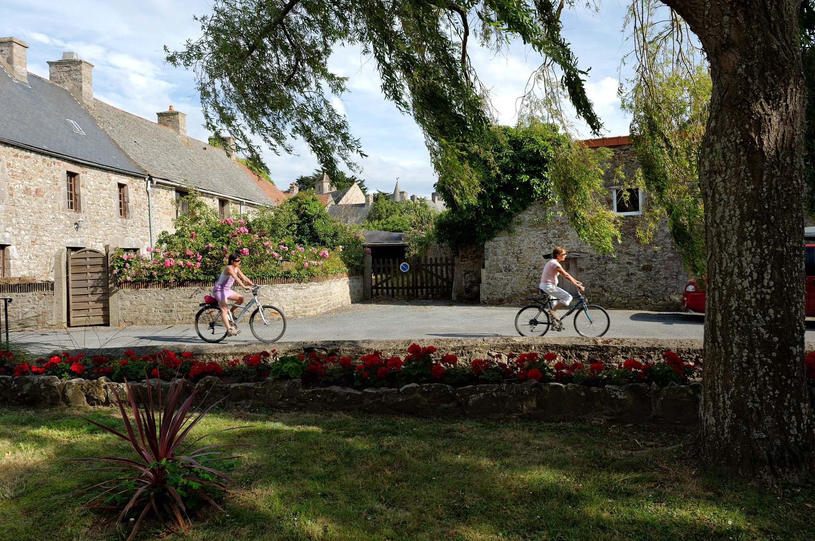 Le village de Vauville fait partie des sites classés de la Hague, Cap Cotentin. Les Pierres Pouquelées, galerie néolithique, sont un témoignage de l'Antiquité.La mare de Vauville est une réserve naturelle. Créée en 1976 c'est l'une des 135 réserves naturelles de France. Géré par le Groupe Ornithologique Normand depuis 1983, c'est un marais d'eau douce protégé de la mer par un étroit cordon dunaire. La mare de Vauville fait 62 ha, il y a plus de 150 espèces d'oiseaux ainsi que de 350 plantes et 16 espèces de batraciens.Un édifice autrefois religieux domine le village. C'est le prieuré de Vauville construit dans les landes, sur le haut d'une colline.Créé par Eric et Nicole Pellerin en 1947, l'exceptionnel jardin botanique du château de Vauville occupe plus de 40 000 m2. Abritant plus de 1000 espèces de l'hémisphère austral, le jardin entoure le château de Vauville dans une ambiance subtropicale tout à fait surprenante.