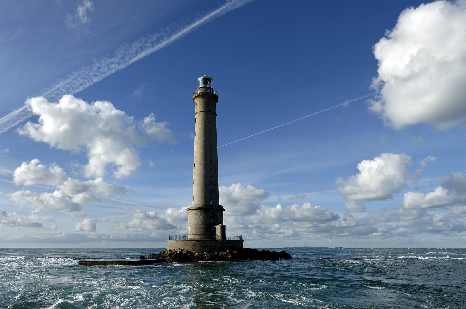 Le phare de Goury, situé sur la commune d'Auderville (Manche) et mis en service en 1837, signale l'un des courants de marée les plus forts d'Europe : le Raz Blanchard. Il est inscrit aux monuments historiques depuis 2009.