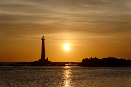 Le phare de Goury, situé sur la commune d'Auderville (Manche) et mis en service en 1837, signale l'un des courants de marée les plus forts d'Europe : le Raz Blanchard. Il est inscrit aux monuments historiques depuis 2009.
