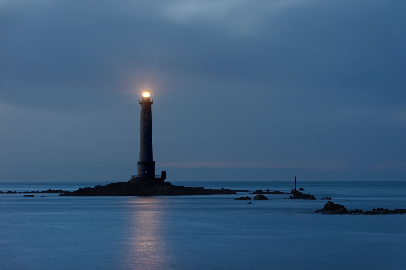 Le phare de Goury, situé sur la commune d'Auderville (Manche) et mis en service en 1837, signale l'un des courants de marée les plus forts d'Europe : le Raz Blanchard. Il est inscrit aux monuments historiques depuis 2009.