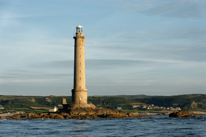 Le phare de Goury, situé sur la commune d'Auderville (Manche) et mis en service en 1837, signale l'un des courants de marée les plus forts d'Europe : le Raz Blanchard. Il est inscrit aux monuments historiques depuis 2009.