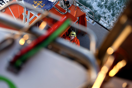 La société nationale de sauvetage en mer est une des expressions les plus abouties de la solidarité des gens de mer face aux drames et accidents maritimes à proximité de nos côtes.La SNSM actuelle est née en 1967, mais depuis plus d'un siècle et demi, des bénévoles issus du monde maritime professionnel et, de plus en plus désormais, d'autres milieux s'investissent localement pour apporter une aide irremplaçable aux usagers de la mer. Association reconnue d'utilité publique dont la mission première est le sauvetage des personnes en danger en mer, la SNSM exerce trois types d'activités : le sauvetage en mer proprement dit, la formation des nageurs sauveteurs saisonniers et la prévention des risques nautiques.Nous avons coutume de dire de nos équipages qu'ils donnent tout et ne prennent rien..sauf les risquesXavier de la Gorce , Président de la SNSM