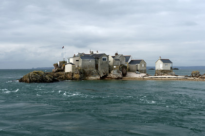 Les Ecréhou (Ile Anglo-Normande)La société nationale de sauvetage en mer est une des expressions les plus abouties de la solidarité des gens de mer face aux drames et accidents maritimes à proximité de nos côtes.La SNSM actuelle est née en 1967, mais depuis plus d'un siècle et demi, des bénévoles issus du monde maritime professionnel et, de plus en plus désormais, d'autres milieux s'investissent localement pour apporter une aide irremplaçable aux usagers de la mer. Association reconnue d'utilité publique dont la mission première est le sauvetage des personnes en danger en mer, la SNSM exerce trois types d'activités : le sauvetage en mer proprement dit, la formation des nageurs sauveteurs saisonniers et la prévention des risques nautiques.Nous avons coutume de dire de nos équipages qu'ils donnent tout et ne prennent rien..sauf les risquesXavier de la Gorce , Président de la SNSM