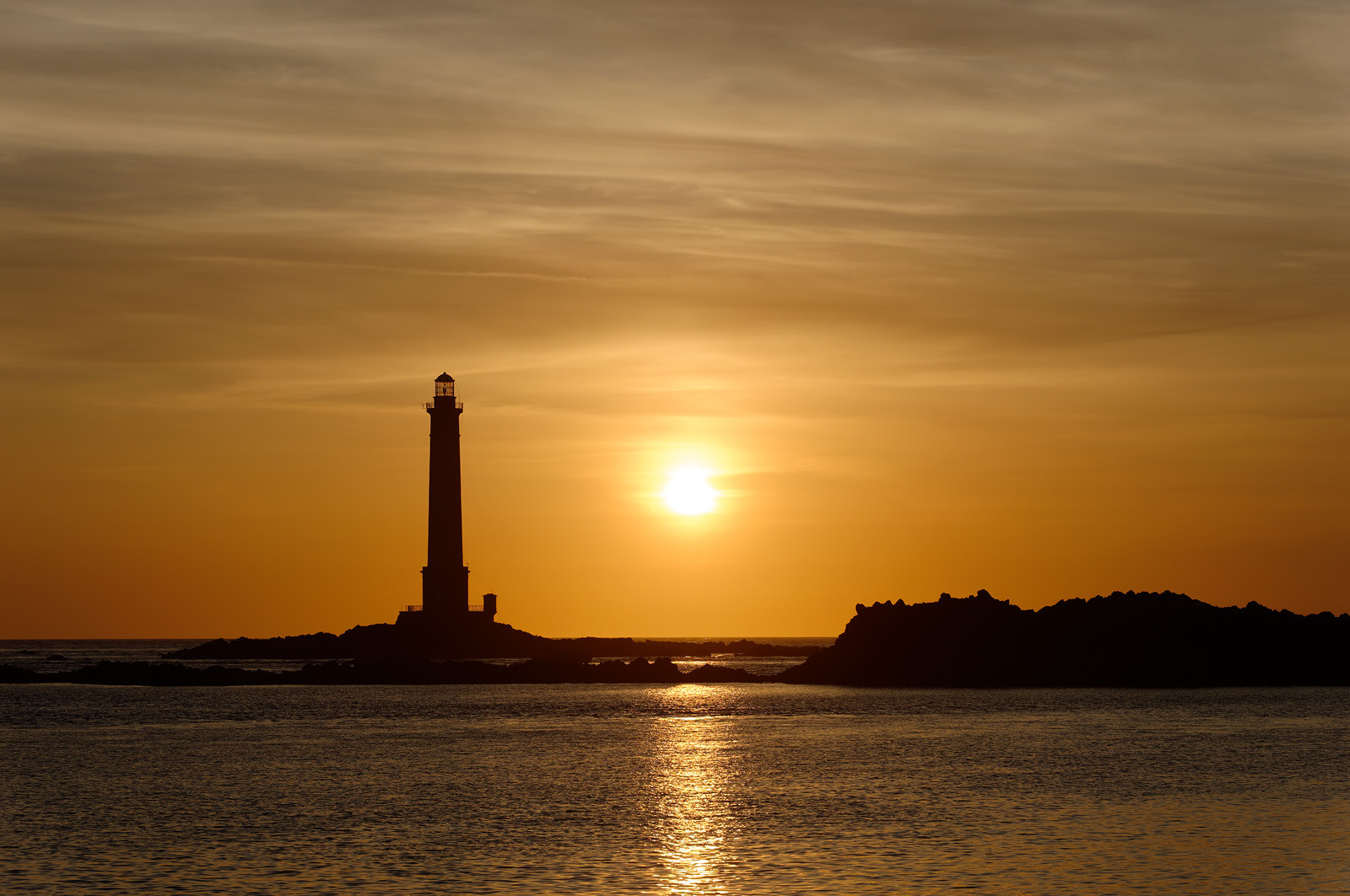 Le phare de Goury, situé sur la commune d'Auderville (Manche) et mis en service en 1837, signale l'un des courants de marée les plus forts d'Europe : le Raz Blanchard. Il est inscrit aux monuments historiques depuis 2009.