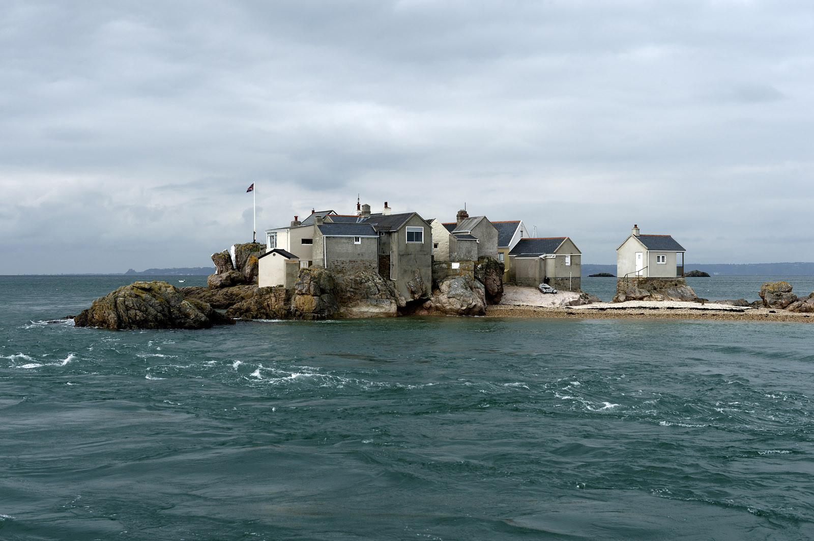 Les Ecréhou (Ile Anglo-Normande)La société nationale de sauvetage en mer est une des expressions les plus abouties de la solidarité des gens de mer face aux drames et accidents maritimes à proximité de nos côtes.La SNSM actuelle est née en 1967, mais depuis plus d'un siècle et demi, des bénévoles issus du monde maritime professionnel et, de plus en plus désormais, d'autres milieux s'investissent localement pour apporter une aide irremplaçable aux usagers de la mer. Association reconnue d'utilité publique dont la mission première est le sauvetage des personnes en danger en mer, la SNSM exerce trois types d'activités : le sauvetage en mer proprement dit, la formation des nageurs sauveteurs saisonniers et la prévention des risques nautiques.Nous avons coutume de dire de nos équipages qu'ils donnent tout et ne prennent rien..sauf les risquesXavier de la Gorce , Président de la SNSM