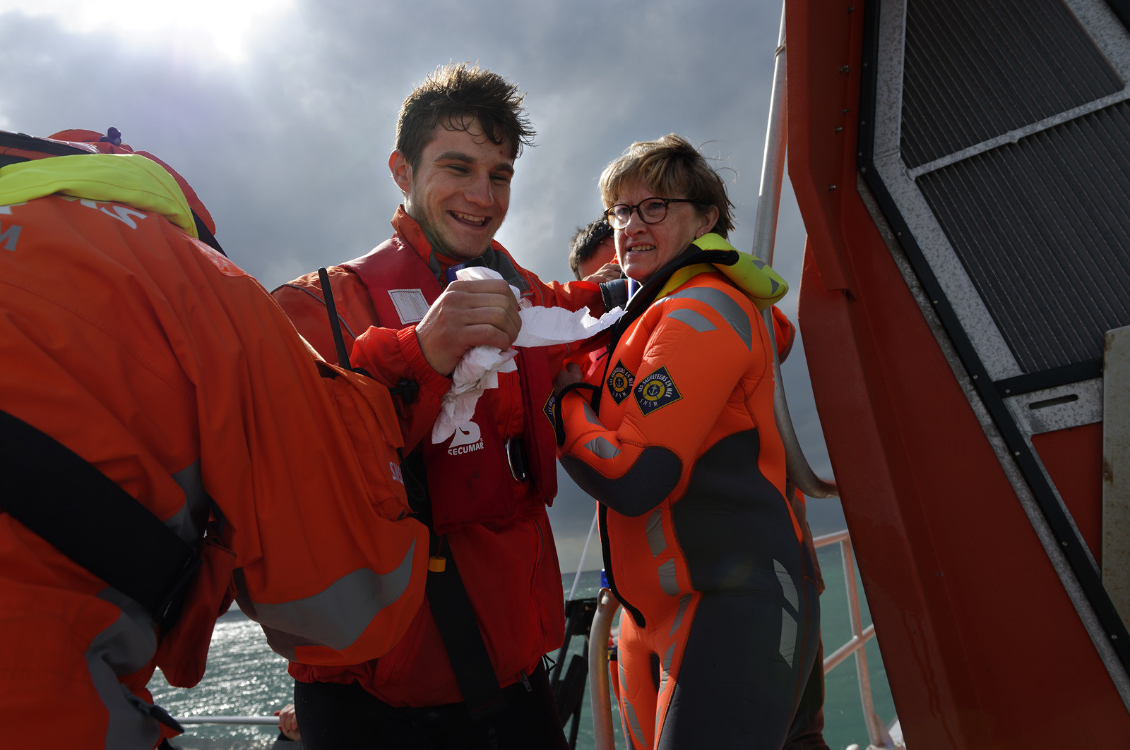 La société nationale de sauvetage en mer est une des expressions les plus abouties de la solidarité des gens de mer face aux drames et accidents maritimes à proximité de nos côtes.La SNSM actuelle est née en 1967, mais depuis plus d'un siècle et demi, des bénévoles issus du monde maritime professionnel et, de plus en plus désormais, d'autres milieux s'investissent localement pour apporter une aide irremplaçable aux usagers de la mer. Association reconnue d'utilité publique dont la mission première est le sauvetage des personnes en danger en mer, la SNSM exerce trois types d'activités : le sauvetage en mer proprement dit, la formation des nageurs sauveteurs saisonniers et la prévention des risques nautiques.Nous avons coutume de dire de nos équipages qu'ils donnent tout et ne prennent rien..sauf les risquesXavier de la Gorce , Président de la SNSM