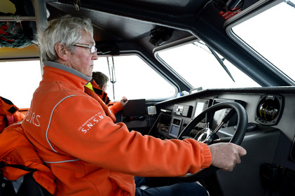 La société nationale de sauvetage en mer est une des expressions les plus abouties de la solidarité des gens de mer face aux drames et accidents maritimes à proximité de nos côtes.La SNSM actuelle est née en 1967, mais depuis plus d'un siècle et demi, des bénévoles issus du monde maritime professionnel et, de plus en plus désormais, d'autres milieux s'investissent localement pour apporter une aide irremplaçable aux usagers de la mer. Association reconnue d'utilité publique dont la mission première est le sauvetage des personnes en danger en mer, la SNSM exerce trois types d'activités : le sauvetage en mer proprement dit, la formation des nageurs sauveteurs saisonniers et la prévention des risques nautiques.Nous avons coutume de dire de nos équipages qu'ils donnent tout et ne prennent rien..sauf les risquesXavier de la Gorce , Président de la SNSM