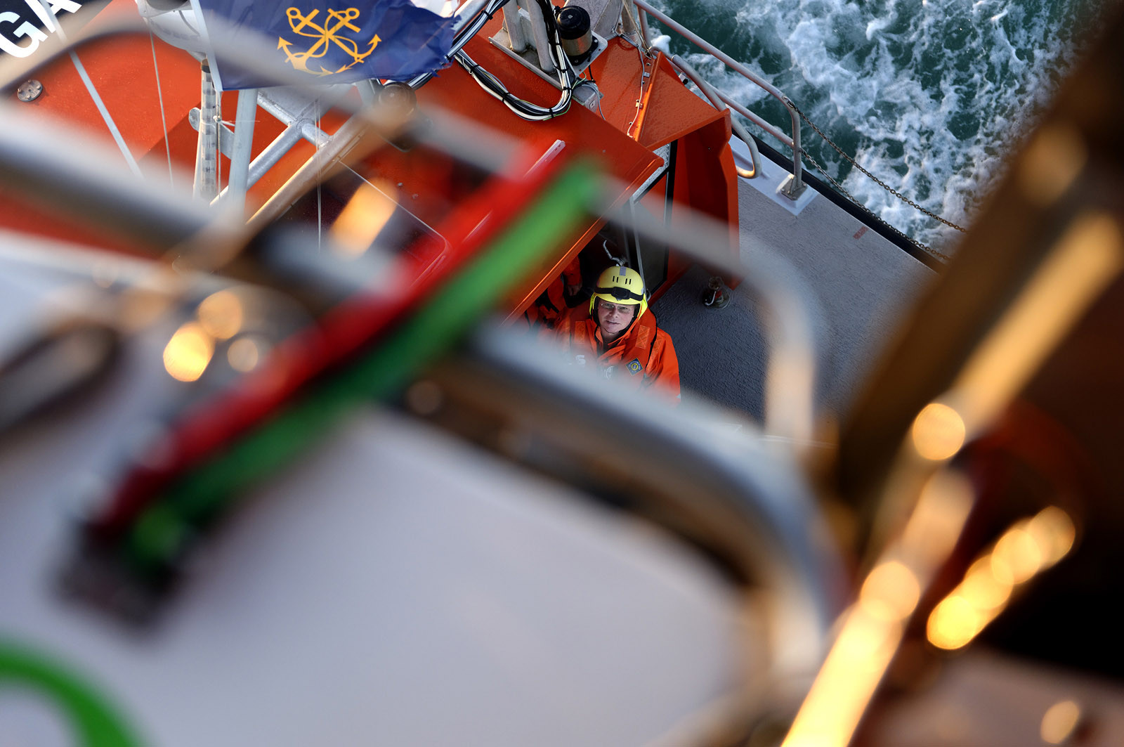 La société nationale de sauvetage en mer est une des expressions les plus abouties de la solidarité des gens de mer face aux drames et accidents maritimes à proximité de nos côtes.La SNSM actuelle est née en 1967, mais depuis plus d'un siècle et demi, des bénévoles issus du monde maritime professionnel et, de plus en plus désormais, d'autres milieux s'investissent localement pour apporter une aide irremplaçable aux usagers de la mer. Association reconnue d'utilité publique dont la mission première est le sauvetage des personnes en danger en mer, la SNSM exerce trois types d'activités : le sauvetage en mer proprement dit, la formation des nageurs sauveteurs saisonniers et la prévention des risques nautiques.Nous avons coutume de dire de nos équipages qu'ils donnent tout et ne prennent rien..sauf les risquesXavier de la Gorce , Président de la SNSM