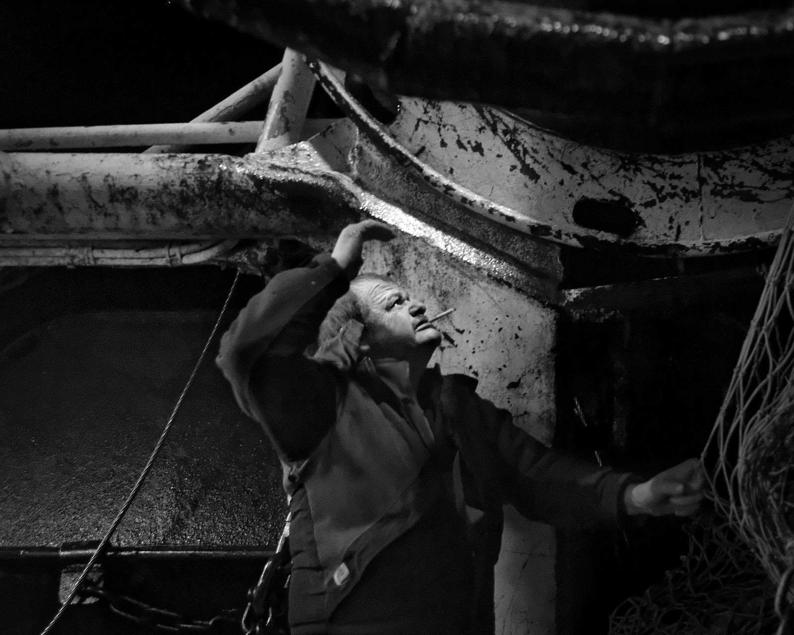 Marin pêcheur.. Deux mots qui suscitent tant de sentiments divers chez les gens de terre... Respect, admiration pour cette liberté, ce courage, mais aussi souvent peur et angoisse. Sont-ils fous ou désepérés pour risquer ainsi leurs vies quotidiennement ? Non, justes passionnés par leur métier, la mer est leur grande histoire d'amour.Le salaire de la peur des forcats de la mer, le journaliste avait raison.Ces photographies réalisées au cours de plusieurs marées à bord du Yannick, chalutier cherbourgeois, vous décrivent l'histoire d'un navire, d'un équipage, d'une famille. Vous embarquez à leurs côtés et découvrez leurs conditions de travail, la tempête, la fatigue, et, au détour d'une image, un sourire.Sophie LeroyDirectice de l'Armement Cherbourgeois