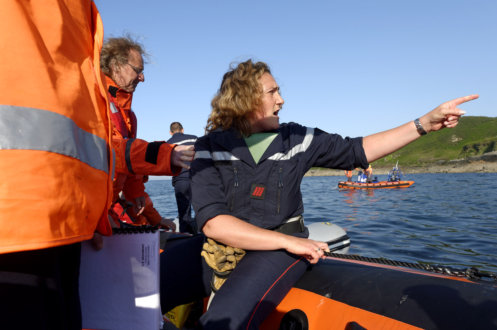 La société nationale de sauvetage en mer est une des expressions les plus abouties de la solidarité des gens de mer face aux drames et accidents maritimes à proximité de nos côtes.La SNSM actuelle est née en 1967, mais depuis plus d'un siècle et demi, des bénévoles issus du monde maritime professionnel et, de plus en plus désormais, d'autres milieux s'investissent localement pour apporter une aide irremplaçable aux usagers de la mer. Association reconnue d'utilité publique dont la mission première est le sauvetage des personnes en danger en mer, la SNSM exerce trois types d'activités : le sauvetage en mer proprement dit, la formation des nageurs sauveteurs saisonniers et la prévention des risques nautiques.Nous avons coutume de dire de nos équipages qu'ils donnent tout et ne prennent rien..sauf les risquesXavier de la Gorce , Président de la SNSM La société nationale de sauvetage en mer est une des expressions les plus abouties de la solidarité des gens de mer face aux drames et accidents maritimes à proximité de nos côtes.La SNSM actuelle est née en 1967, mais depuis plus d'un siècle et demi, des bénévoles issus du monde maritime professionnel et, de plus en plus désormais, d'autres milieux s'investissent localement pour apporter une aide irremplaçable aux usagers de la mer. Association reconnue d'utilité publique dont la mission première est le sauvetage des personnes en danger en mer, la SNSM exerce trois types d'activités : le sauvetage en mer proprement dit, la formation des nageurs sauveteurs saisonniers et la prévention des risques nautiques.Nous avons coutume de dire de nos équipages qu'ils donnent tout et ne prennent rien..sauf les risquesXavier de la Gorce , Président de la SNSM