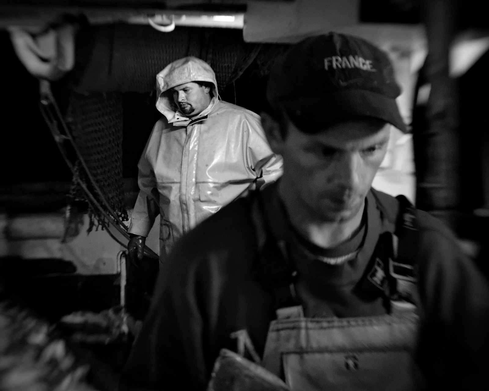 Marin pêcheur.. Deux mots qui suscitent tant de sentiments divers chez les gens de terre... Respect, admiration pour cette liberté, ce courage, mais aussi souvent peur et angoisse. Sont-ils fous ou désepérés pour risquer ainsi leurs vies quotidiennement ? Non, justes passionnés par leur métier, la mer est leur grande histoire d'amour.Le salaire de la peur des forcats de la mer, le journaliste avait raison.Ces photographies réalisées au cours de plusieurs marées à bord du Yannick, chalutier cherbourgeois, vous décrivent l'histoire d'un navire, d'un équipage, d'une famille. Vous embarquez à leurs côtés et découvrez leurs conditions de travail, la tempête, la fatigue, et, au détour d'une image, un sourire.Sophie LeroyDirectice de l'Armement Cherbourgeois