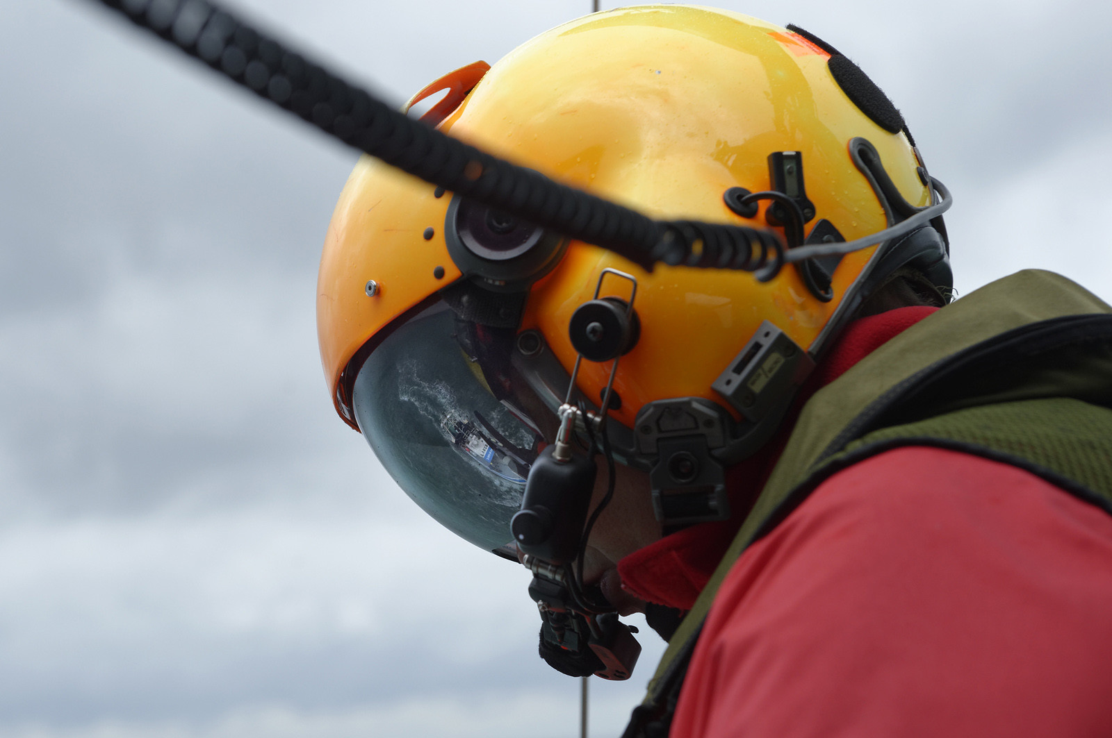 Particulièrement visibles et reconnaissables, les EC 145 de la sécurité civile sont rouge et jaune et ont pour indicatif radio leur nom de famille Dragon, suivi du numéro de département dans lequel ils sont stationnés. Le positionnement de Dragon 50, basé à Granville, à l'ouvert de la Baie du Mont-Saint-Michel ne doit rien au hasard. Il constitue en effet un élément central du dispositif mis en oeuvre pour sécuriser la Baie face aux dangers que représentent ses célèbres mais redoutables marées. Chaque année, plusieurs dizaines de personnes, promeneurs ou pêcheurs à pieds, lui doivent d'avoir été tirées d'un très mauvais pas, voire sauvées d'une mort certaine.