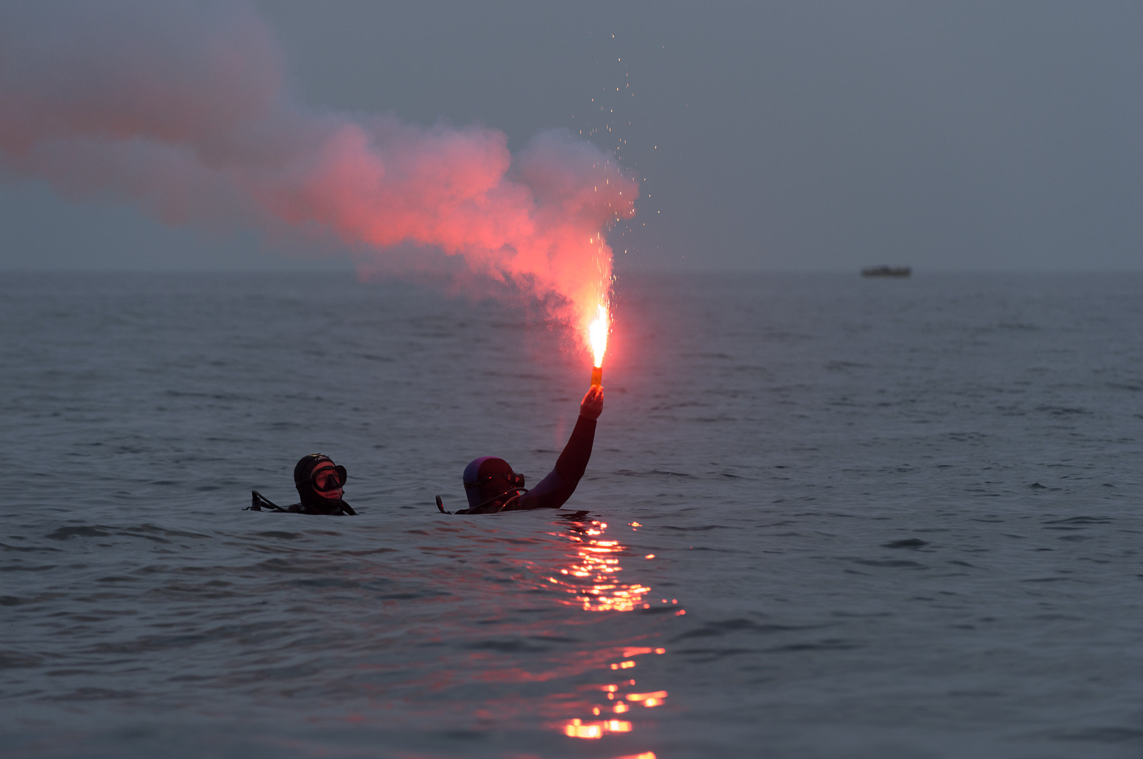 La société nationale de sauvetage en mer est une des expressions les plus abouties de la solidarité des gens de mer face aux drames et accidents maritimes à proximité de nos côtes.La SNSM actuelle est née en 1967, mais depuis plus d'un siècle et demi, des bénévoles issus du monde maritime professionnel et, de plus en plus désormais, d'autres milieux s'investissent localement pour apporter une aide irremplaçable aux usagers de la mer. Association reconnue d'utilité publique dont la mission première est le sauvetage des personnes en danger en mer, la SNSM exerce trois types d'activités : le sauvetage en mer proprement dit, la formation des nageurs sauveteurs saisonniers et la prévention des risques nautiques.Nous avons coutume de dire de nos équipages qu'ils donnent tout et ne prennent rien..sauf les risquesXavier de la Gorce , Président de la SNSM La société nationale de sauvetage en mer est une des expressions les plus abouties de la solidarité des gens de mer face aux drames et accidents maritimes à proximité de nos côtes.La SNSM actuelle est née en 1967, mais depuis plus d'un siècle et demi, des bénévoles issus du monde maritime professionnel et, de plus en plus désormais, d'autres milieux s'investissent localement pour apporter une aide irremplaçable aux usagers de la mer. Association reconnue d'utilité publique dont la mission première est le sauvetage des personnes en danger en mer, la SNSM exerce trois types d'activités : le sauvetage en mer proprement dit, la formation des nageurs sauveteurs saisonniers et la prévention des risques nautiques.Nous avons coutume de dire de nos équipages qu'ils donnent tout et ne prennent rien..sauf les risquesXavier de la Gorce , Président de la SNSM