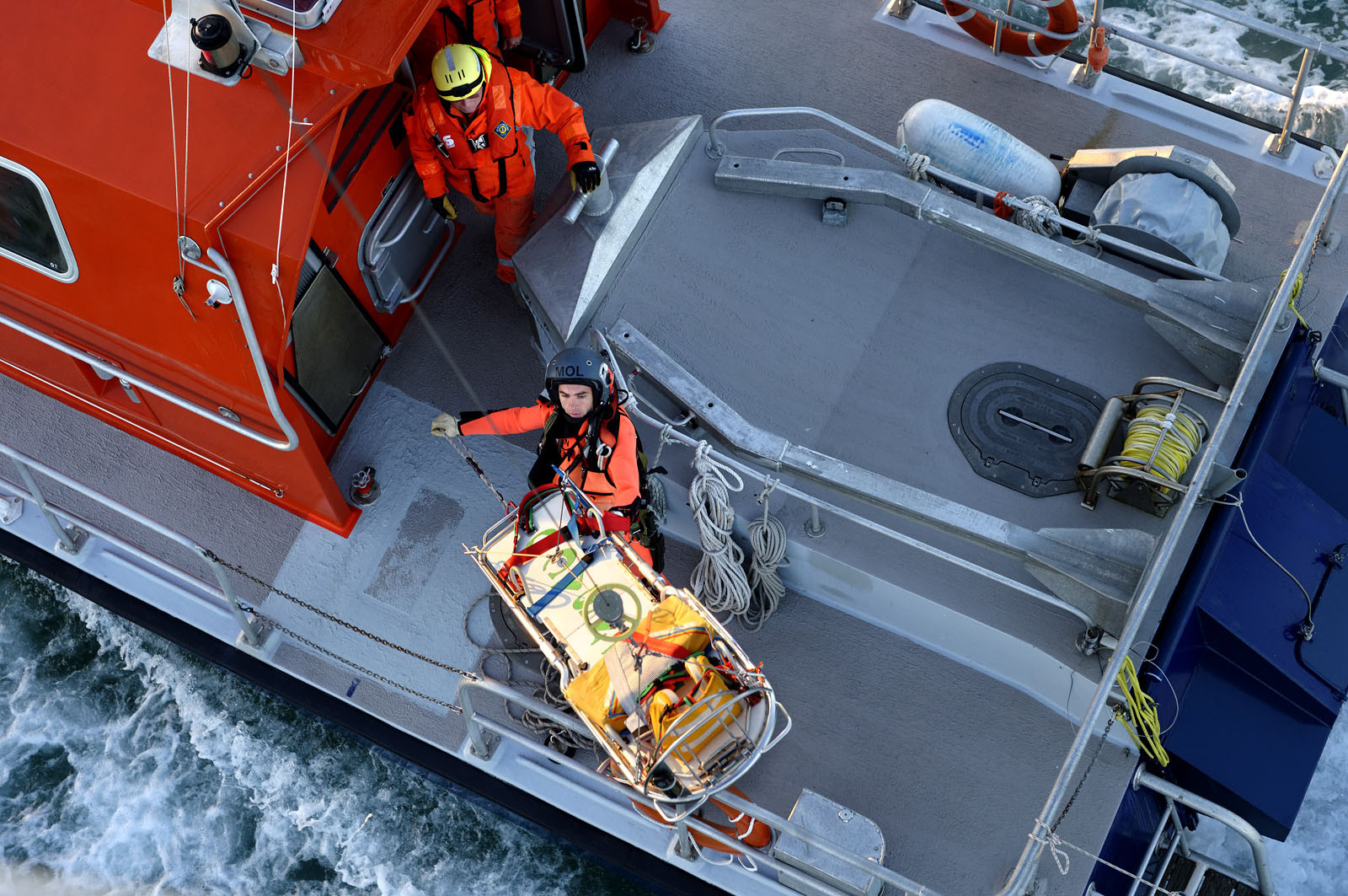 L'hélicoptère Dauphin SP (service public) de la marine constitue l'un des principaux moyens d'intervention à la disposition du CROSS pour les opérations de sauvetage en mer.L'équipage d'un Dauphin SP, c'est 6 personnes : aux 4 navigants qui sont à bord de l'appareil pour chaque mission (pilote, copilote, mécanicien de bord treuilliste et plongeur) s'ajoutent 2 techniciens, qui restent à terre et sont chargés de l'entretien de la machine. Depuis janvier 2013, au terme de 23 ans de service à Cherbourg-en-Cotentin, le Dauphin SP a cédé sa place à un nouvel appareil, plus imposant et de conception beaucoup plus récente : un EC 225.
