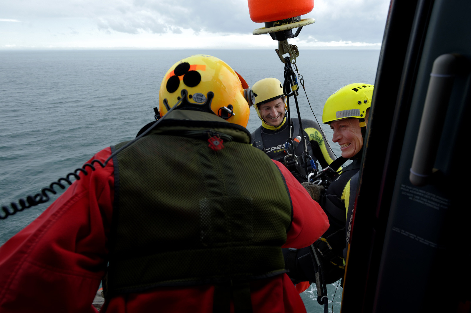 Particulièrement visibles et reconnaissables, les EC 145 de la sécurité civile sont rouge et jaune et ont pour indicatif radio leur nom de famille Dragon, suivi du numéro de département dans lequel ils sont stationnés. Le positionnement de Dragon 50, basé à Granville, à l'ouvert de la Baie du Mont-Saint-Michel ne doit rien au hasard. Il constitue en effet un élément central du dispositif mis en oeuvre pour sécuriser la Baie face aux dangers que représentent ses célèbres mais redoutables marées. Chaque année, plusieurs dizaines de personnes, promeneurs ou pêcheurs à pieds, lui doivent d'avoir été tirées d'un très mauvais pas, voire sauvées d'une mort certaine.