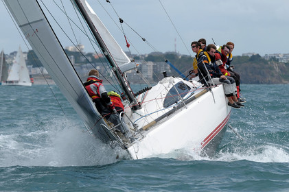 La rade de Cherbourg-en-Cotentin, qui figure parmi les plus grandes rades atificielles au monde, offre aux passionnés, débutants ou confirmés, la possibilité de pratiquer voile, aviron de mer, surf, kayak, ski nautique, funboard, plongée, kitesurf, waveski…