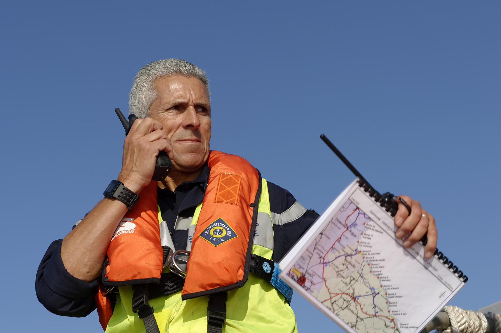 La société nationale de sauvetage en mer est une des expressions les plus abouties de la solidarité des gens de mer face aux drames et accidents maritimes à proximité de nos côtes.La SNSM actuelle est née en 1967, mais depuis plus d'un siècle et demi, des bénévoles issus du monde maritime professionnel et, de plus en plus désormais, d'autres milieux s'investissent localement pour apporter une aide irremplaçable aux usagers de la mer. Association reconnue d'utilité publique dont la mission première est le sauvetage des personnes en danger en mer, la SNSM exerce trois types d'activités : le sauvetage en mer proprement dit, la formation des nageurs sauveteurs saisonniers et la prévention des risques nautiques.Nous avons coutume de dire de nos équipages qu'ils donnent tout et ne prennent rien..sauf les risquesXavier de la Gorce , Président de la SNSM La société nationale de sauvetage en mer est une des expressions les plus abouties de la solidarité des gens de mer face aux drames et accidents maritimes à proximité de nos côtes.La SNSM actuelle est née en 1967, mais depuis plus d'un siècle et demi, des bénévoles issus du monde maritime professionnel et, de plus en plus désormais, d'autres milieux s'investissent localement pour apporter une aide irremplaçable aux usagers de la mer. Association reconnue d'utilité publique dont la mission première est le sauvetage des personnes en danger en mer, la SNSM exerce trois types d'activités : le sauvetage en mer proprement dit, la formation des nageurs sauveteurs saisonniers et la prévention des risques nautiques.Nous avons coutume de dire de nos équipages qu'ils donnent tout et ne prennent rien..sauf les risquesXavier de la Gorce , Président de la SNSM