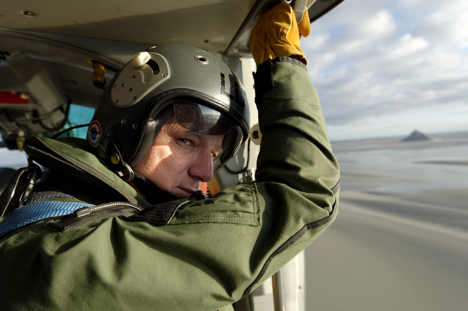 L'hélicoptère Dauphin SP (service public) de la marine constitue l'un des principaux moyens d'intervention à la disposition du CROSS pour les opérations de sauvetage en mer.L'équipage d'un Dauphin SP, c'est 6 personnes : aux 4 navigants qui sont à bord de l'appareil pour chaque mission (pilote, copilote, mécanicien de bord treuilliste et plongeur) s'ajoutent 2 techniciens, qui restent à terre et sont chargés de l'entretien de la machine. Depuis janvier 2013, au terme de 23 ans de service à Cherbourg-en-Cotentin, le Dauphin SP a cédé sa place à un nouvel appareil, plus imposant et de conception beaucoup plus récente : un EC 225.