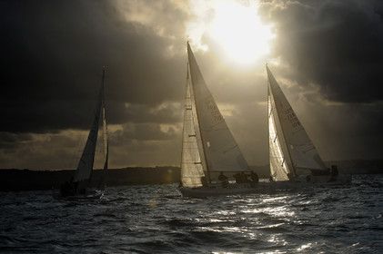 La rade de Cherbourg-en-Cotentin, qui figure parmi les plus grandes rades atificielles au monde, offre aux passionnés, débutants ou confirmés, la possibilité de pratiquer voile, aviron de mer, surf, kayak, ski nautique, funboard, plongée, kitesurf, waveski…