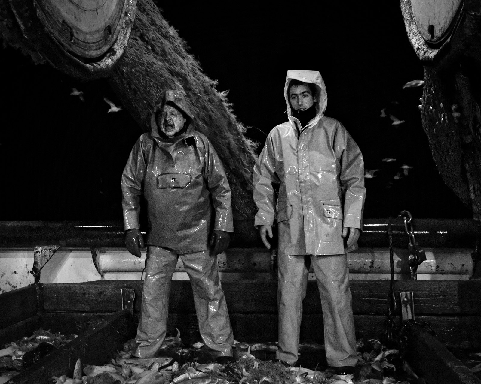 Marin pêcheur.. Deux mots qui suscitent tant de sentiments divers chez les gens de terre... Respect, admiration pour cette liberté, ce courage, mais aussi souvent peur et angoisse. Sont-ils fous ou désepérés pour risquer ainsi leurs vies quotidiennement ? Non, justes passionnés par leur métier, la mer est leur grande histoire d'amour.Le salaire de la peur des forcats de la mer, le journaliste avait raison.Ces photographies réalisées au cours de plusieurs marées à bord du Yannick, chalutier cherbourgeois, vous décrivent l'histoire d'un navire, d'un équipage, d'une famille. Vous embarquez à leurs côtés et découvrez leurs conditions de travail, la tempête, la fatigue, et, au détour d'une image, un sourire.Sophie LeroyDirectice de l'Armement Cherbourgeois