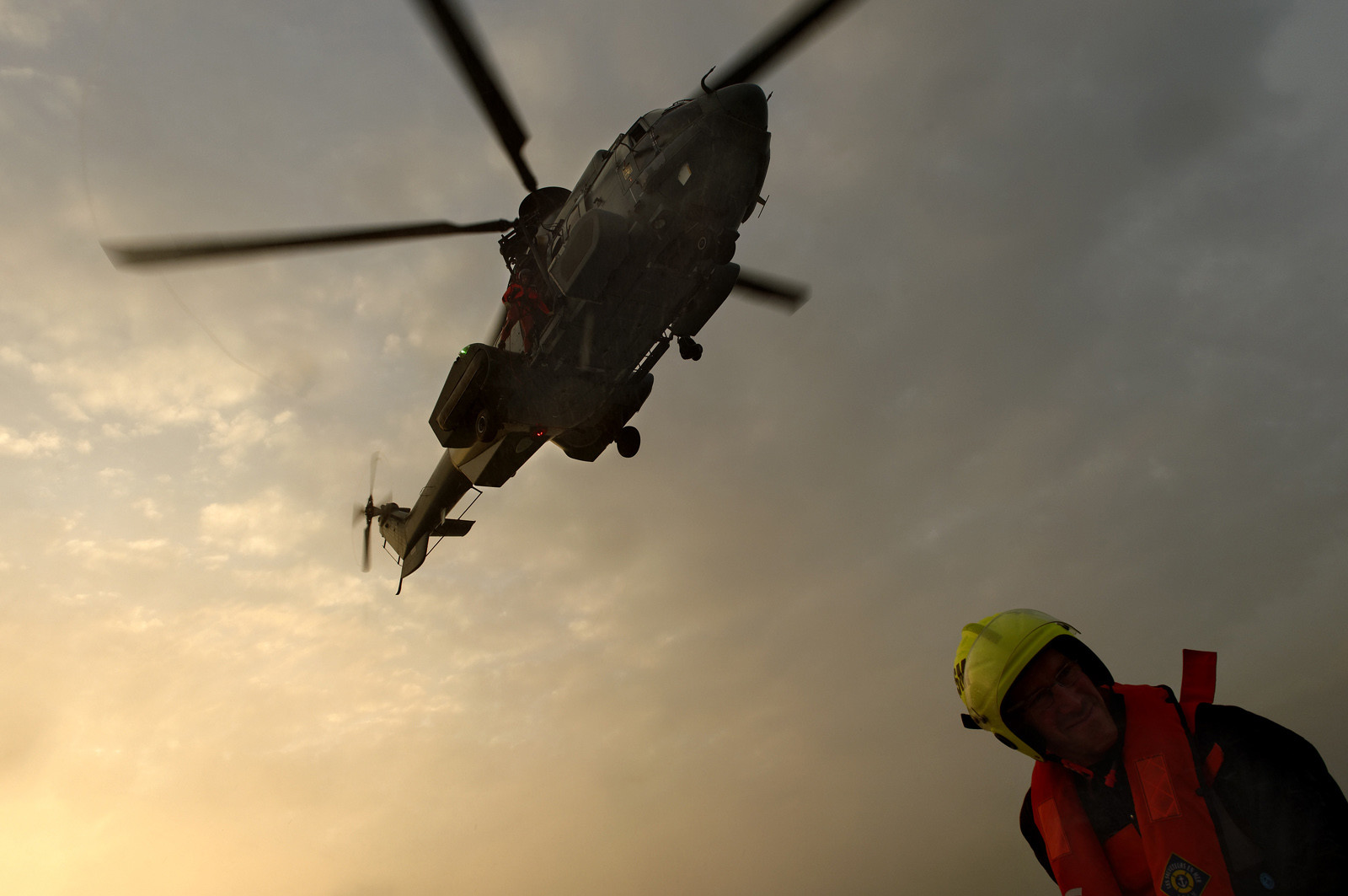 L'engagement de ces marins du ciel se traduit par des taux de disponibilté très élevés et des capacités d'intervention dans lesconditions les plus difficiles. Belligou Rescue (c'est ainsi que se nomme l'EC 225 lorsqu'il est en opération) est en alerte à 1 heure de jour et 2 heures de nuit, le coordinateur de mission de sauvetage, qui dirige les opérations depuis le CROSS, sait que l'hélicoptère sera préparé et configuré pour la mission puis aura décollé en 10 à 15 minutes en journée et en moins de 40 minutes la nuit.Il est remplacé en juin 2016 par l’hélicoptère Caïman Marine au détachement de Maupertus. L'engagement de ces marins du ciel se traduit par des taux de disponibilté très élevés et des capacités d'intervention dans lesconditions les plus difficiles. Belligou Rescue (c'est ainsi que se nomme l'EC 225 lorsqu'il est en opération) est en alerte à 1 heure de jour et 2 heures de nuit, le coordinateur de mission de sauvetage, qui dirige les opérations depuis le CROSS, sait que l'hélicoptère sera préparé et configuré pour la mission puis aura décollé en 10 à 15 minutes en journée et en moins de 40 minutes la nuit.Il est remplacé en juin 2016 par l’hélicoptère Caïman Marine au détachement de Maupertus.