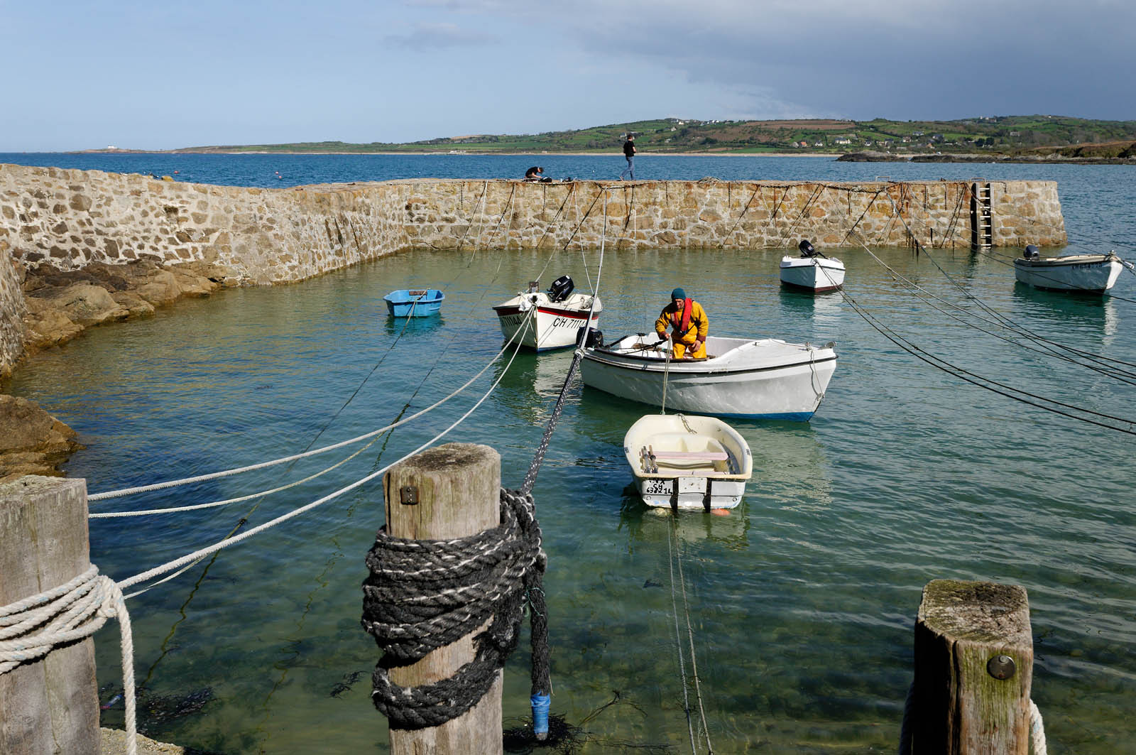 Port Racine est sans nul doute le plus pittoresque des ports de la Hague, situé à Saint-Germain-des-Vaux, il est réputé pour être le plus petit de France avec une surface de 800m2 et une ouverture entre les deux jetées de 11m.Port Racine porte le nom d'un des derniers corsaires qui sévissaient sous Napoléon, le capitaine François-Médard Racine (1774-1817).