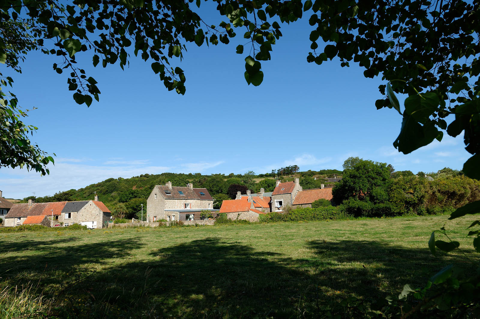 Le village d’Omonville la Rogue, situé sur la route côtière qui relie Cherbourg au cap de la Hague, s’étire au creux d’un vallon. Ses nombreuses petites rues et ruelles, sont bordées de solides maisons de granit, souvent couvertes en pierre.Les promenades conduisent bien souvent vers le Hâble, nom donné au port, un des plus beaux et des plus anciens de la région, dominé par un fort datant du début du XV siècle,