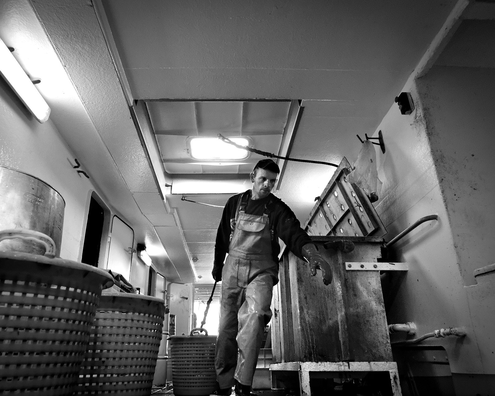 Marin pêcheur.. Deux mots qui suscitent tant de sentiments divers chez les gens de terre... Respect, admiration pour cette liberté, ce courage, mais aussi souvent peur et angoisse. Sont-ils fous ou désepérés pour risquer ainsi leurs vies quotidiennement ? Non, justes passionnés par leur métier, la mer est leur grande histoire d'amour.Le salaire de la peur des forcats de la mer, le journaliste avait raison.Ces photographies réalisées au cours de plusieurs marées à bord du Yannick, chalutier cherbourgeois, vous décrivent l'histoire d'un navire, d'un équipage, d'une famille. Vous embarquez à leurs côtés et découvrez leurs conditions de travail, la tempête, la fatigue, et, au détour d'une image, un sourire.Sophie LeroyDirectice de l'Armement Cherbourgeois