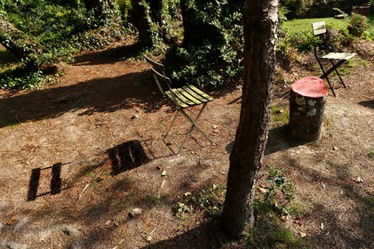 En hommage au poète, ses amis dont Gérard Fusberti, propriétaire du terrain et gardien du temple, décident de créer un jardin où chacun plantera son arbre ou laissera une de ses créations. Montand, Reggiani, Greco ou Mouloudji plantèrent chacun leur double végétal lors de la célébration du dixième anniversaire de la mort de Prévert, un eucalyptus aujourd'hui haut d'au moins 20 mètres pour Mouloudji.Se balader dans ce jardin, c'est pénétrer dans l'univers du poète. Au milieu des arbres d'ornement, des bambous peints de rouge vif, des arbres fruitiers, des camélias, des azalées, des gunneras (que Prévert adorait) et des hortensias, des œuvres d'art se révèlent ça et là, tantôt un portrait, tantôt une sculpture ou une installation. Des arbres peints prennent vie, une main rouge semblant sortir de leur entrailles, le ruisseau qui coule en cascade murmure une douce poésie, que l'on retrouve en quelques phrases inscrites sur des plaques qui surgissent au milieu de cette jungle organisée. (Saint-Germain-des-Vaux Manche)