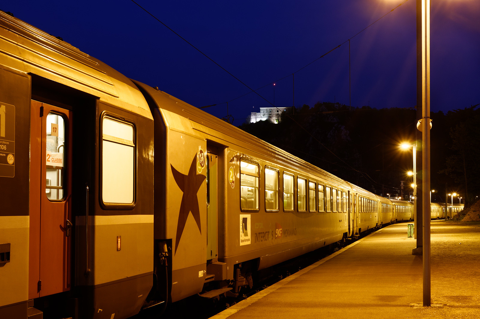 Une ville résolument tournée vers la mer.Cherbourg-en-Cotentin est située dans la presqu'île du Cotentin, à la pointe Ouest de la Normandie. (ville-cherbourg.fr)Un lieu incontournable en Normandie : La Cité de la Mer (http:  www.citedelamer.com)