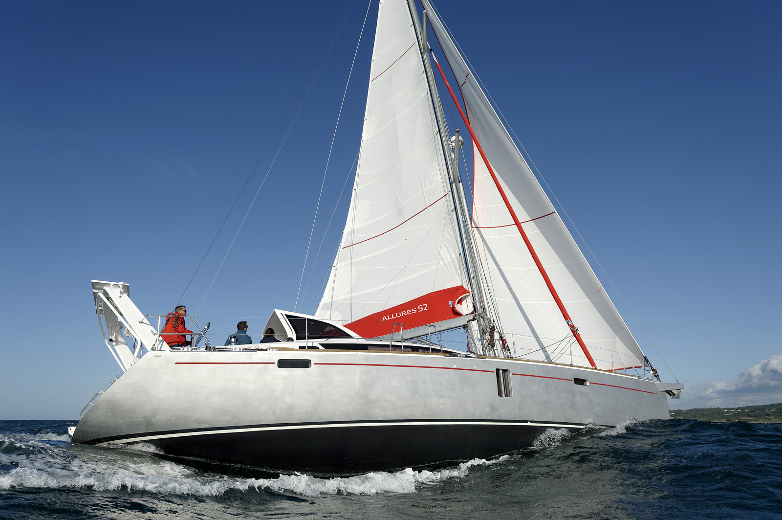 La rade de Cherbourg-en-Cotentin, qui figure parmi les plus grandes rades atificielles au monde, offre aux passionnés, débutants ou confirmés, la possibilité de pratiquer voile, aviron de mer, surf, kayak, ski nautique, funboard, plongée, kitesurf, waveski…