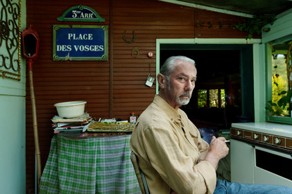 Gérard FusbertiEn hommage au poète, ses amis dont Gérard Fusberti, propriétaire du terrain et gardien du temple, décident de créer un jardin où chacun plantera son arbre ou laissera une de ses créations. Montand, Reggiani, Greco ou Mouloudji plantèrent chacun leur double végétal lors de la célébration du dixième anniversaire de la mort de Prévert, un eucalyptus aujourd'hui haut d'au moins 20 mètres pour Mouloudji.Se balader dans ce jardin, c'est pénétrer dans l'univers du poète. Au milieu des arbres d'ornement, des bambous peints de rouge vif, des arbres fruitiers, des camélias, des azalées, des gunneras (que Prévert adorait) et des hortensias, des œuvres d'art se révèlent ça et là, tantôt un portrait, tantôt une sculpture ou une installation. Des arbres peints prennent vie, une main rouge semblant sortir de leur entrailles, le ruisseau qui coule en cascade murmure une douce poésie, que l'on retrouve en quelques phrases inscrites sur des plaques qui surgissent au milieu de cette jungle organisée. (Saint-Germain-des-Vaux Manche)