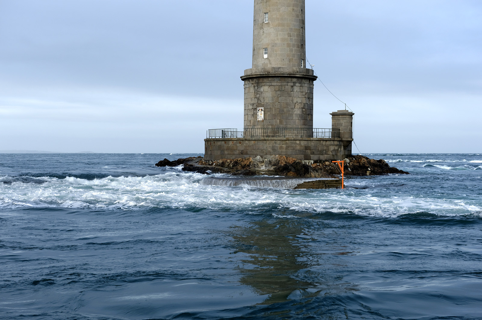 Les phares des côtes de France datent tous des 18ème et 19ème siècles, à quelques exceptions près, et l'on s'émerveille encore des efforts et des savoir-faire déployés alors pour mener à bien ces fabuleux travaux de génie civile.Scintillants, à éclats courts ou longs, isophases, à occultations... Rythme, couleur,secteur...Chaque phare affiche son code génétique, unique, que l'on retrouve également sur les cartes marines.Basé à Dunkerque, le Hauts de France est chargé de la mise en place et de l'entretien courant du balisage maritime hauturier de l'ensemble de la zone, de la frontière belge à la pointe de la Hague.Au-delà de ses missions premières, le baliseur océanique est également capable de mettre en oeuvre l'ensemble de ses capacités techniques pour lutter contre les pollutions marines.