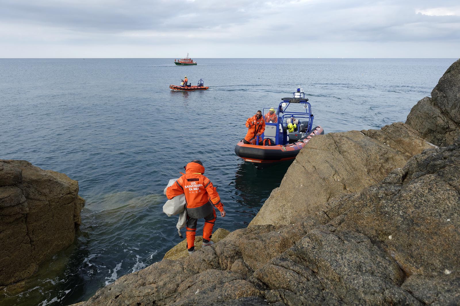 La société nationale de sauvetage en mer est une des expressions les plus abouties de la solidarité des gens de mer face aux drames et accidents maritimes à proximité de nos côtes.La SNSM actuelle est née en 1967, mais depuis plus d'un siècle et demi, des bénévoles issus du monde maritime professionnel et, de plus en plus désormais, d'autres milieux s'investissent localement pour apporter une aide irremplaçable aux usagers de la mer. Association reconnue d'utilité publique dont la mission première est le sauvetage des personnes en danger en mer, la SNSM exerce trois types d'activités : le sauvetage en mer proprement dit, la formation des nageurs sauveteurs saisonniers et la prévention des risques nautiques.Nous avons coutume de dire de nos équipages qu'ils donnent tout et ne prennent rien..sauf les risquesXavier de la Gorce , Président de la SNSM La société nationale de sauvetage en mer est une des expressions les plus abouties de la solidarité des gens de mer face aux drames et accidents maritimes à proximité de nos côtes.La SNSM actuelle est née en 1967, mais depuis plus d'un siècle et demi, des bénévoles issus du monde maritime professionnel et, de plus en plus désormais, d'autres milieux s'investissent localement pour apporter une aide irremplaçable aux usagers de la mer. Association reconnue d'utilité publique dont la mission première est le sauvetage des personnes en danger en mer, la SNSM exerce trois types d'activités : le sauvetage en mer proprement dit, la formation des nageurs sauveteurs saisonniers et la prévention des risques nautiques.Nous avons coutume de dire de nos équipages qu'ils donnent tout et ne prennent rien..sauf les risquesXavier de la Gorce , Président de la SNSM