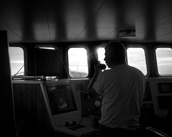 Marin pêcheur.. Deux mots qui suscitent tant de sentiments divers chez les gens de terre... Respect, admiration pour cette liberté, ce courage, mais aussi souvent peur et angoisse. Sont-ils fous ou désepérés pour risquer ainsi leurs vies quotidiennement ? Non, justes passionnés par leur métier, la mer est leur grande histoire d'amour.Le salaire de la peur des forcats de la mer, le journaliste avait raison.Ces photographies réalisées au cours de plusieurs marées à bord du Yannick, chalutier cherbourgeois, vous décrivent l'histoire d'un navire, d'un équipage, d'une famille. Vous embarquez à leurs côtés et découvrez leurs conditions de travail, la tempête, la fatigue, et, au détour d'une image, un sourire.Sophie LeroyDirectice de l'Armement Cherbourgeois