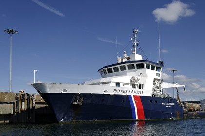 Les phares des côtes de France datent tous des 18ème et 19ème siècles, à quelques exceptions près, et l'on s'émerveille encore des efforts et des savoir-faire déployés alors pour mener à bien ces fabuleux travaux de génie civile.Scintillants, à éclats courts ou longs, isophases, à occultations... Rythme, couleur,secteur...Chaque phare affiche son code génétique, unique, que l'on retrouve également sur les cartes marines.Basé à Dunkerque, le Hauts de France est chargé de la mise en place et de l'entretien courant du balisage maritime hauturier de l'ensemble de la zone, de la frontière belge à la pointe de la Hague.Au-delà de ses missions premières, le baliseur océanique est également capable de mettre en oeuvre l'ensemble de ses capacités techniques pour lutter contre les pollutions marines.