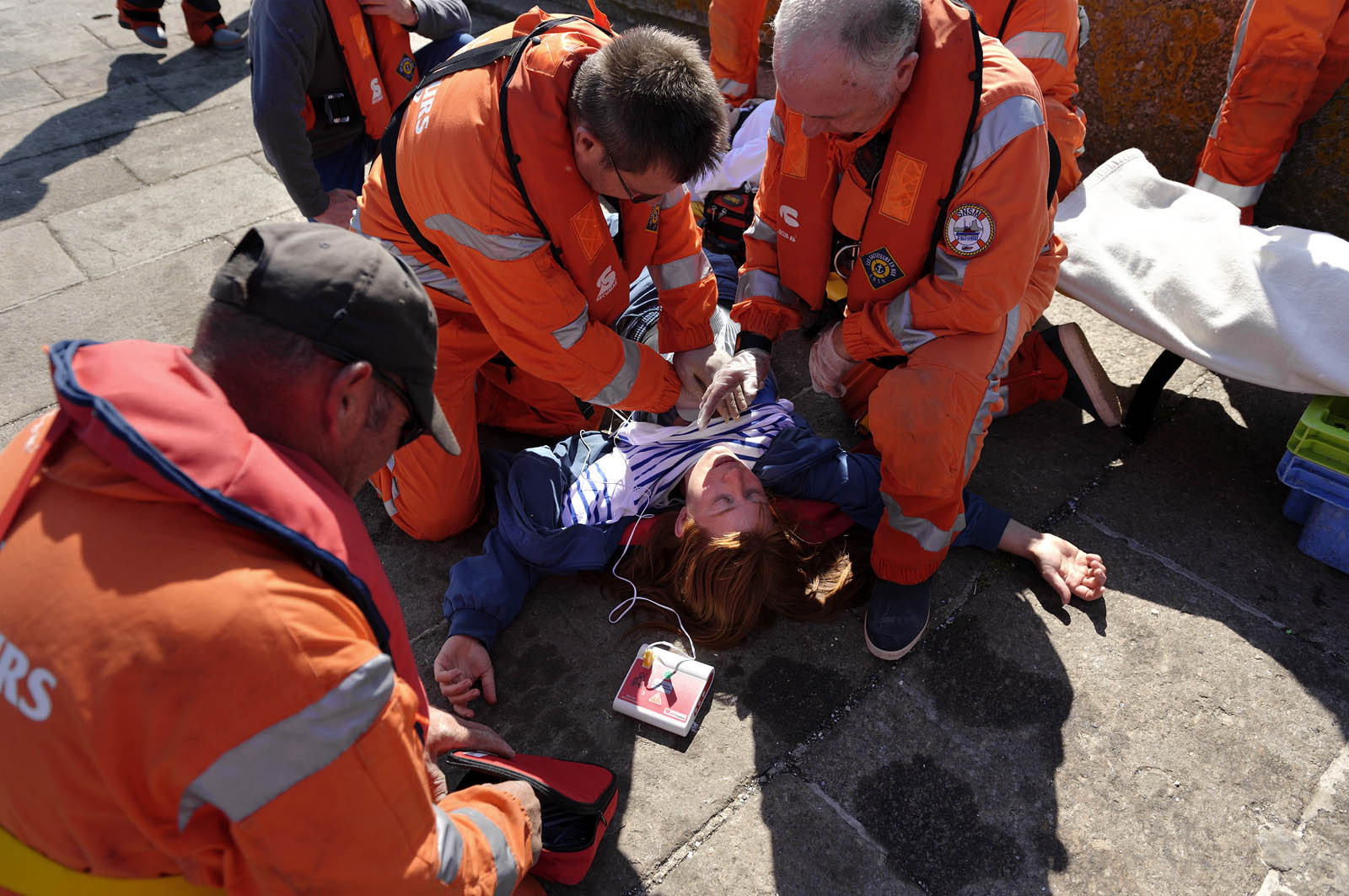 La société nationale de sauvetage en mer est une des expressions les plus abouties de la solidarité des gens de mer face aux drames et accidents maritimes à proximité de nos côtes.La SNSM actuelle est née en 1967, mais depuis plus d'un siècle et demi, des bénévoles issus du monde maritime professionnel et, de plus en plus désormais, d'autres milieux s'investissent localement pour apporter une aide irremplaçable aux usagers de la mer. Association reconnue d'utilité publique dont la mission première est le sauvetage des personnes en danger en mer, la SNSM exerce trois types d'activités : le sauvetage en mer proprement dit, la formation des nageurs sauveteurs saisonniers et la prévention des risques nautiques.Nous avons coutume de dire de nos équipages qu'ils donnent tout et ne prennent rien..sauf les risquesXavier de la Gorce , Président de la SNSM