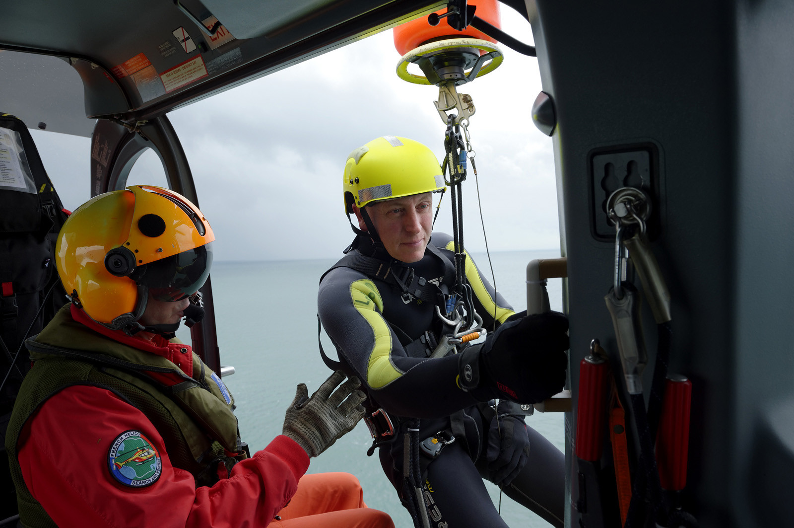 Particulièrement visibles et reconnaissables, les EC 145 de la sécurité civile sont rouge et jaune et ont pour indicatif radio leur nom de famille Dragon, suivi du numéro de département dans lequel ils sont stationnés. Le positionnement de Dragon 50, basé à Granville, à l'ouvert de la Baie du Mont-Saint-Michel ne doit rien au hasard. Il constitue en effet un élément central du dispositif mis en oeuvre pour sécuriser la Baie face aux dangers que représentent ses célèbres mais redoutables marées. Chaque année, plusieurs dizaines de personnes, promeneurs ou pêcheurs à pieds, lui doivent d'avoir été tirées d'un très mauvais pas, voire sauvées d'une mort certaine.