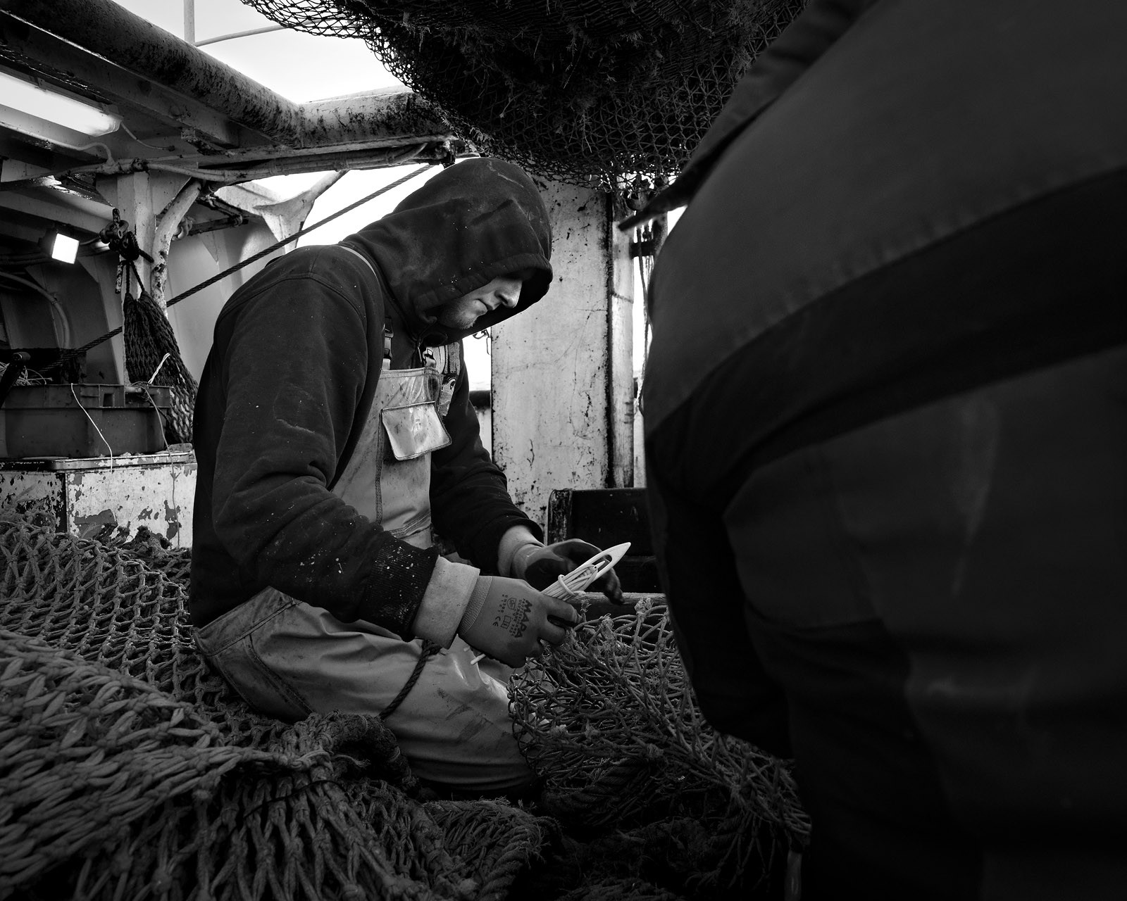 Marin pêcheur.. Deux mots qui suscitent tant de sentiments divers chez les gens de terre... Respect, admiration pour cette liberté, ce courage, mais aussi souvent peur et angoisse. Sont-ils fous ou désepérés pour risquer ainsi leurs vies quotidiennement ? Non, justes passionnés par leur métier, la mer est leur grande histoire d'amour.Le salaire de la peur des forcats de la mer, le journaliste avait raison.Ces photographies réalisées au cours de plusieurs marées à bord du Yannick, chalutier cherbourgeois, vous décrivent l'histoire d'un navire, d'un équipage, d'une famille. Vous embarquez à leurs côtés et découvrez leurs conditions de travail, la tempête, la fatigue, et, au détour d'une image, un sourire.Sophie LeroyDirectice de l'Armement Cherbourgeois