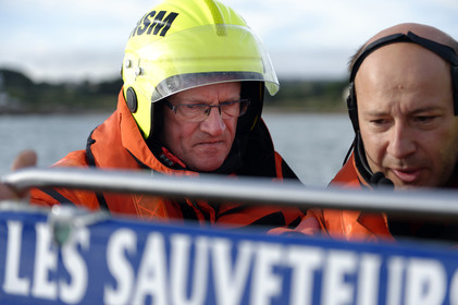 La société nationale de sauvetage en mer est une des expressions les plus abouties de la solidarité des gens de mer face aux drames et accidents maritimes à proximité de nos côtes.La SNSM actuelle est née en 1967, mais depuis plus d'un siècle et demi, des bénévoles issus du monde maritime professionnel et, de plus en plus désormais, d'autres milieux s'investissent localement pour apporter une aide irremplaçable aux usagers de la mer. Association reconnue d'utilité publique dont la mission première est le sauvetage des personnes en danger en mer, la SNSM exerce trois types d'activités : le sauvetage en mer proprement dit, la formation des nageurs sauveteurs saisonniers et la prévention des risques nautiques.Nous avons coutume de dire de nos équipages qu'ils donnent tout et ne prennent rien..sauf les risquesXavier de la Gorce , Président de la SNSM