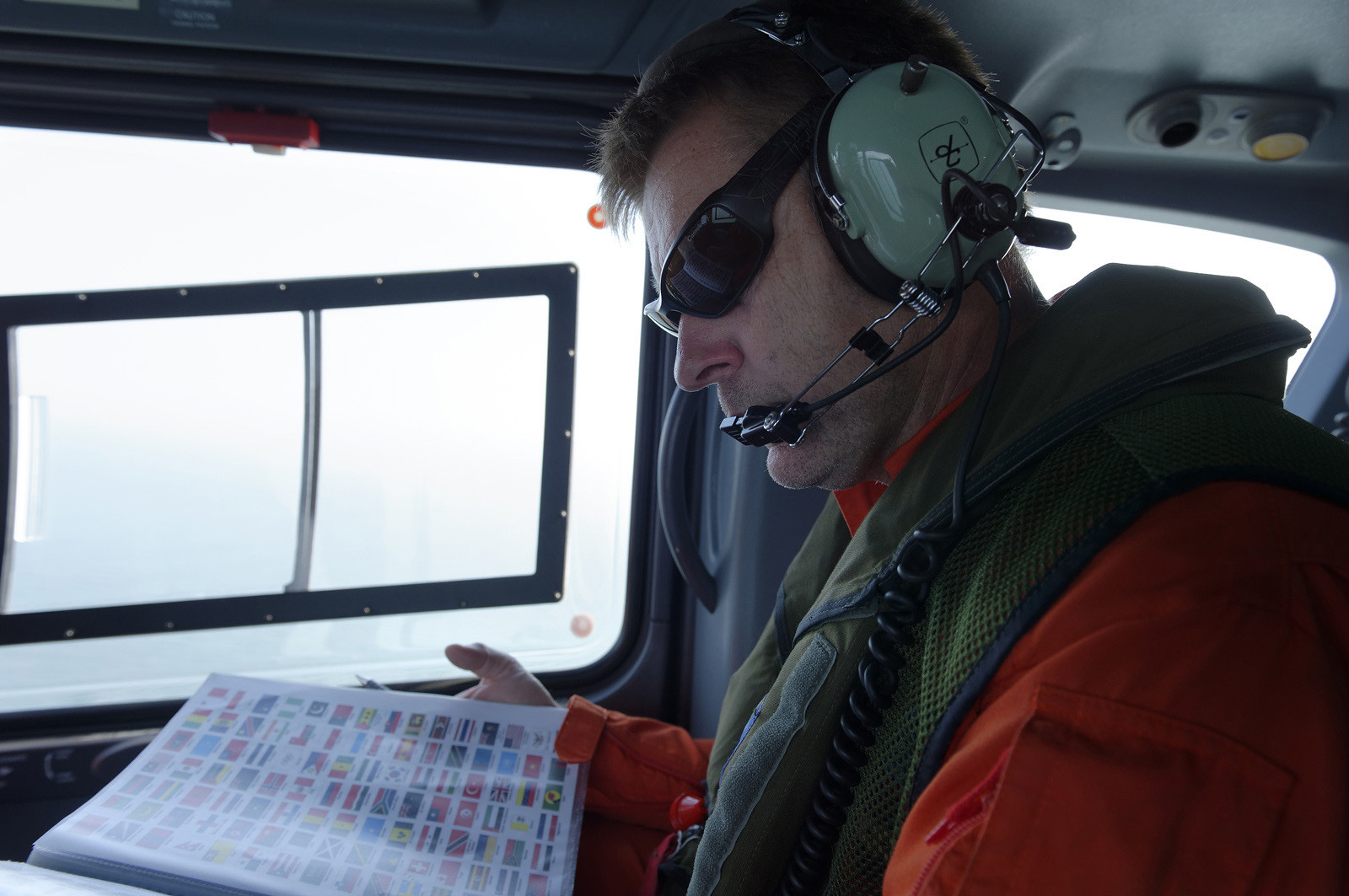 Outre les missions de surveillance générale, ces hélicoptères (EC 135) assurent le guidage des unités nautiques lors des opérations de contrôle ou d'interception. Avec leurs caméras thermiques et infra-rouge, ils sont en effet redoutables pour localiser, identifier et suivre un navire suspect, de jour comme de nuit et en toute discrétion.