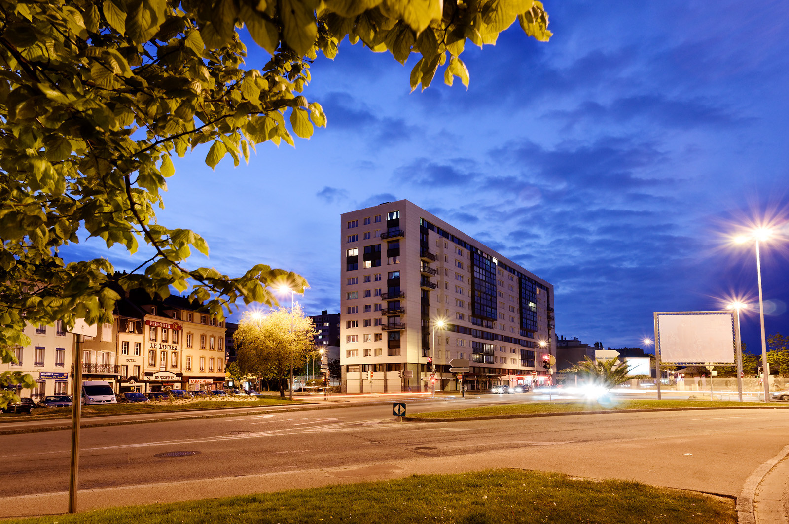 Une ville résolument tournée vers la mer.Cherbourg-en-Cotentin est située dans la presqu'île du Cotentin, à la pointe Ouest de la Normandie. (ville-cherbourg.fr)Un lieu incontournable en Normandie : La Cité de la Mer (http:  www.citedelamer.com)