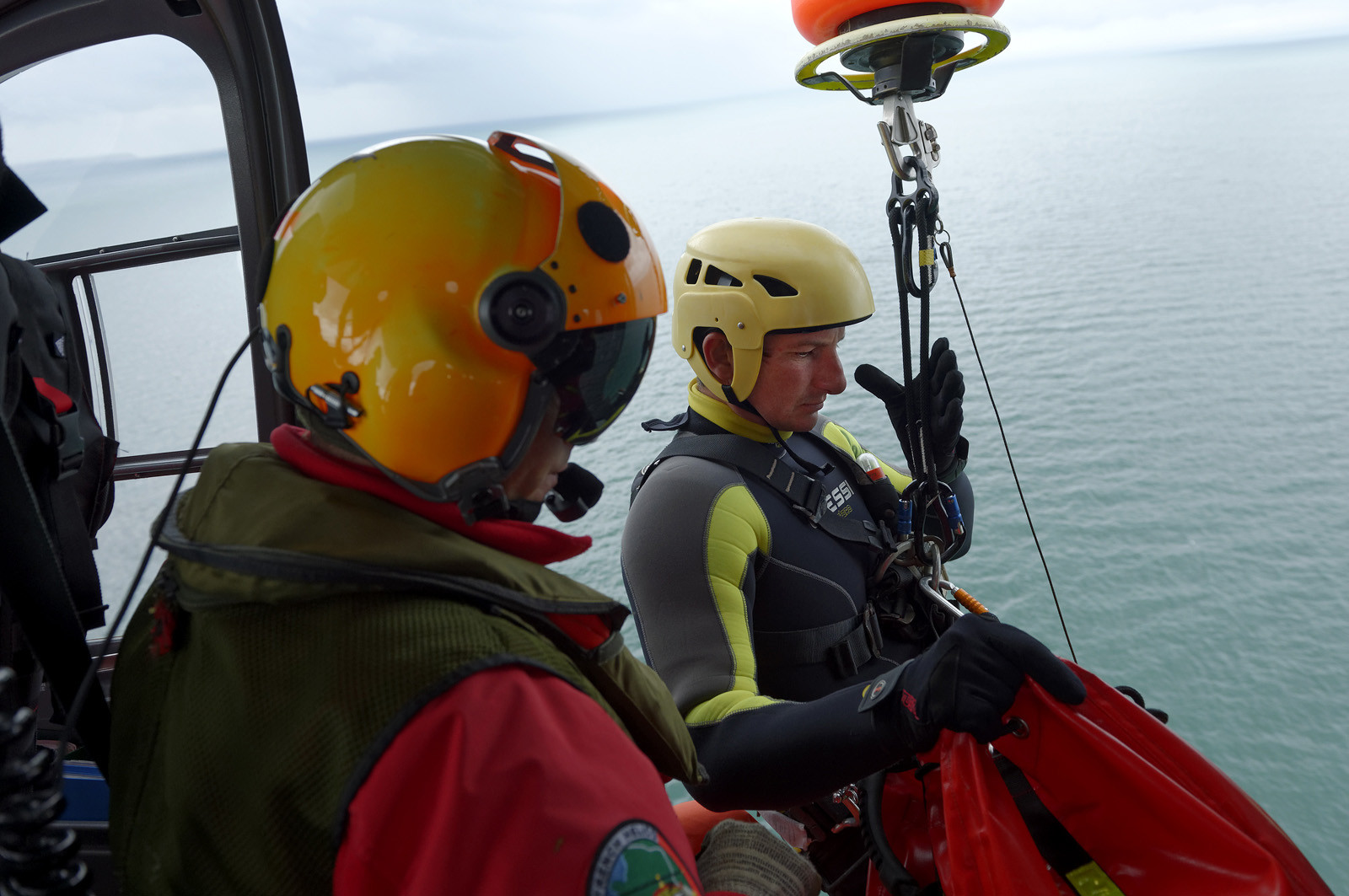 Particulièrement visibles et reconnaissables, les EC 145 de la sécurité civile sont rouge et jaune et ont pour indicatif radio leur nom de famille Dragon, suivi du numéro de département dans lequel ils sont stationnés. Le positionnement de Dragon 50, basé à Granville, à l'ouvert de la Baie du Mont-Saint-Michel ne doit rien au hasard. Il constitue en effet un élément central du dispositif mis en oeuvre pour sécuriser la Baie face aux dangers que représentent ses célèbres mais redoutables marées. Chaque année, plusieurs dizaines de personnes, promeneurs ou pêcheurs à pieds, lui doivent d'avoir été tirées d'un très mauvais pas, voire sauvées d'une mort certaine.