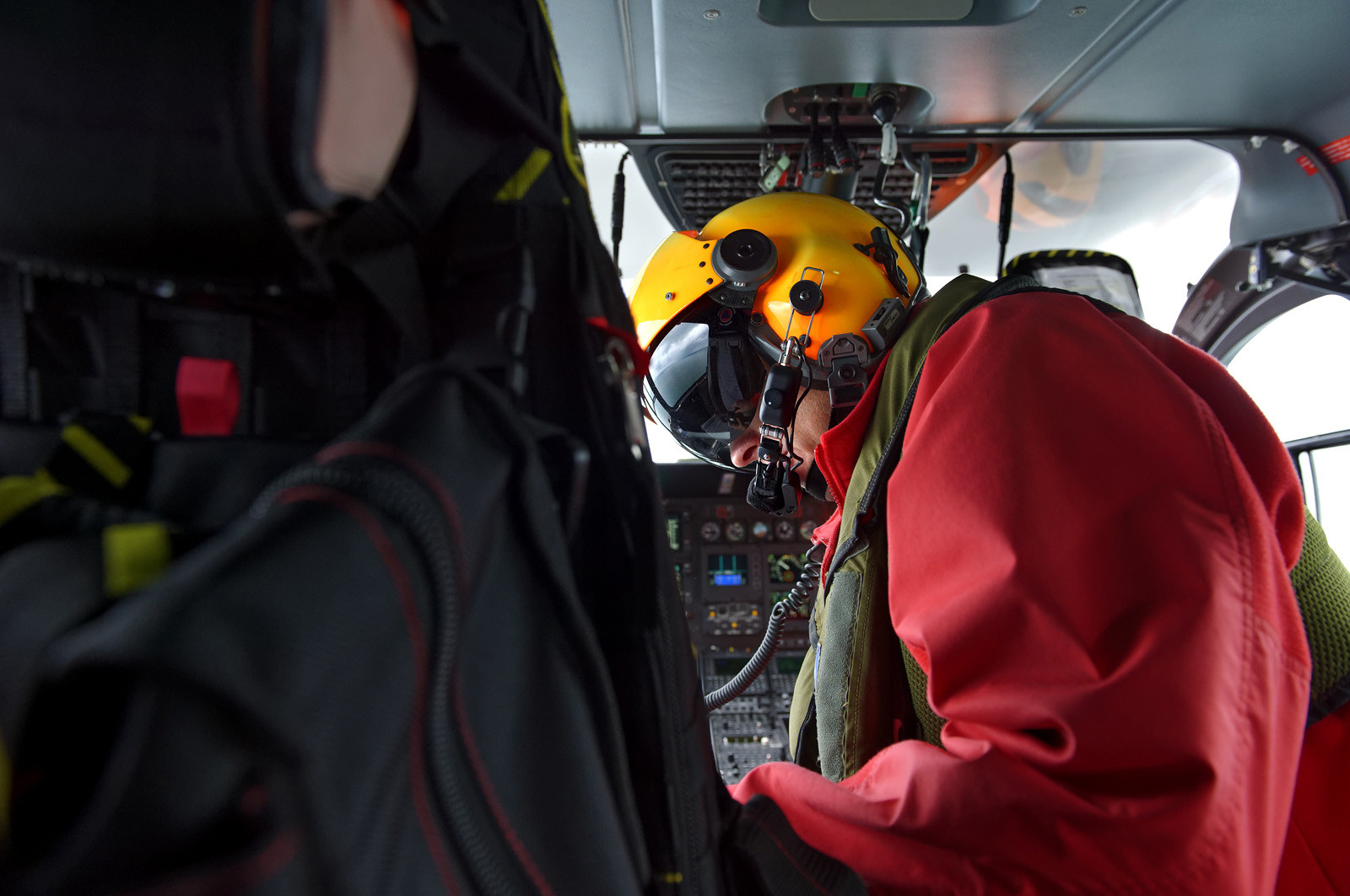 Particulièrement visibles et reconnaissables, les EC 145 de la sécurité civile sont rouge et jaune et ont pour indicatif radio leur nom de famille Dragon, suivi du numéro de département dans lequel ils sont stationnés. Le positionnement de Dragon 50, basé à Granville, à l'ouvert de la Baie du Mont-Saint-Michel ne doit rien au hasard. Il constitue en effet un élément central du dispositif mis en oeuvre pour sécuriser la Baie face aux dangers que représentent ses célèbres mais redoutables marées. Chaque année, plusieurs dizaines de personnes, promeneurs ou pêcheurs à pieds, lui doivent d'avoir été tirées d'un très mauvais pas, voire sauvées d'une mort certaine.