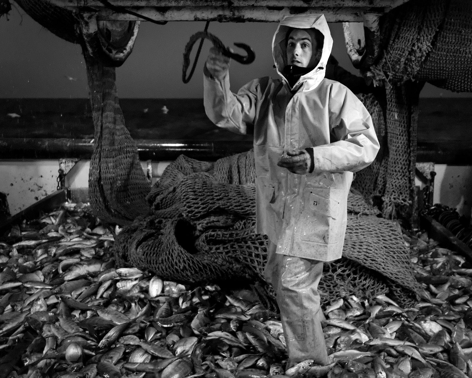 Marin pêcheur.. Deux mots qui suscitent tant de sentiments divers chez les gens de terre... Respect, admiration pour cette liberté, ce courage, mais aussi souvent peur et angoisse. Sont-ils fous ou désepérés pour risquer ainsi leurs vies quotidiennement ? Non, justes passionnés par leur métier, la mer est leur grande histoire d'amour.Le salaire de la peur des forcats de la mer, le journaliste avait raison.Ces photographies réalisées au cours de plusieurs marées à bord du Yannick, chalutier cherbourgeois, vous décrivent l'histoire d'un navire, d'un équipage, d'une famille. Vous embarquez à leurs côtés et découvrez leurs conditions de travail, la tempête, la fatigue, et, au détour d'une image, un sourire.Sophie LeroyDirectice de l'Armement Cherbourgeois