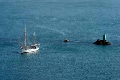 Le village d’Omonville la Rogue, situé sur la route côtière qui relie Cherbourg au cap de la Hague, s’étire au creux d’un vallon. Ses nombreuses petites rues et ruelles, sont bordées de solides maisons de granit, souvent couvertes en pierre.Les promenades conduisent bien souvent vers le Hâble, nom donné au port, un des plus beaux et des plus anciens de la région, dominé par un fort datant du début du XV siècle,