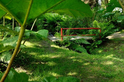 En hommage au poète, ses amis dont Gérard Fusberti, propriétaire du terrain et gardien du temple, décident de créer un jardin où chacun plantera son arbre ou laissera une de ses créations. Montand, Reggiani, Greco ou Mouloudji plantèrent chacun leur double végétal lors de la célébration du dixième anniversaire de la mort de Prévert, un eucalyptus aujourd'hui haut d'au moins 20 mètres pour Mouloudji.Se balader dans ce jardin, c'est pénétrer dans l'univers du poète. Au milieu des arbres d'ornement, des bambous peints de rouge vif, des arbres fruitiers, des camélias, des azalées, des gunneras (que Prévert adorait) et des hortensias, des œuvres d'art se révèlent ça et là, tantôt un portrait, tantôt une sculpture ou une installation. Des arbres peints prennent vie, une main rouge semblant sortir de leur entrailles, le ruisseau qui coule en cascade murmure une douce poésie, que l'on retrouve en quelques phrases inscrites sur des plaques qui surgissent au milieu de cette jungle organisée. (Saint-Germain-des-Vaux Manche)