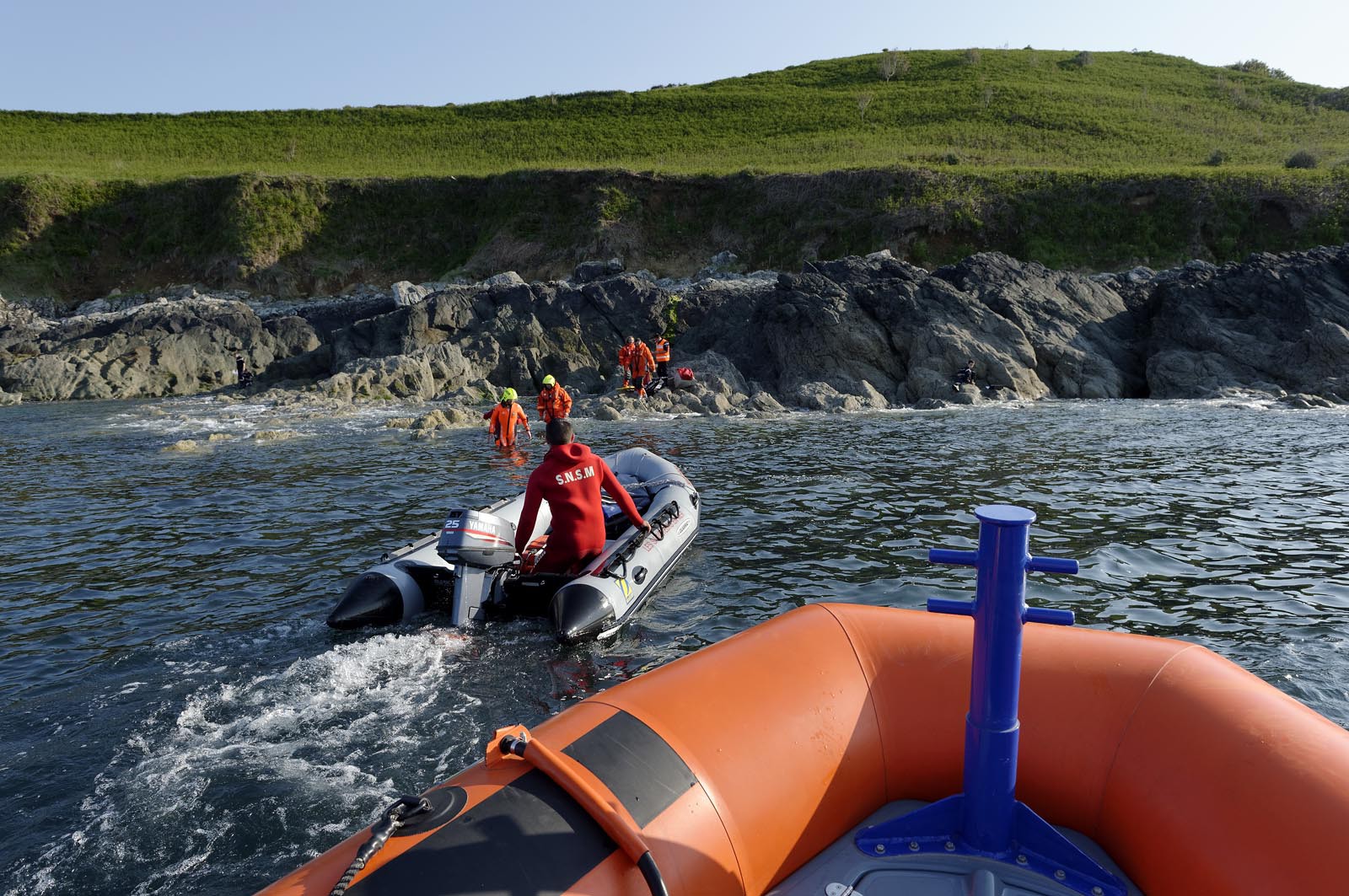 La société nationale de sauvetage en mer est une des expressions les plus abouties de la solidarité des gens de mer face aux drames et accidents maritimes à proximité de nos côtes.La SNSM actuelle est née en 1967, mais depuis plus d'un siècle et demi, des bénévoles issus du monde maritime professionnel et, de plus en plus désormais, d'autres milieux s'investissent localement pour apporter une aide irremplaçable aux usagers de la mer. Association reconnue d'utilité publique dont la mission première est le sauvetage des personnes en danger en mer, la SNSM exerce trois types d'activités : le sauvetage en mer proprement dit, la formation des nageurs sauveteurs saisonniers et la prévention des risques nautiques.Nous avons coutume de dire de nos équipages qu'ils donnent tout et ne prennent rien..sauf les risquesXavier de la Gorce , Président de la SNSM La société nationale de sauvetage en mer est une des expressions les plus abouties de la solidarité des gens de mer face aux drames et accidents maritimes à proximité de nos côtes.La SNSM actuelle est née en 1967, mais depuis plus d'un siècle et demi, des bénévoles issus du monde maritime professionnel et, de plus en plus désormais, d'autres milieux s'investissent localement pour apporter une aide irremplaçable aux usagers de la mer. Association reconnue d'utilité publique dont la mission première est le sauvetage des personnes en danger en mer, la SNSM exerce trois types d'activités : le sauvetage en mer proprement dit, la formation des nageurs sauveteurs saisonniers et la prévention des risques nautiques.Nous avons coutume de dire de nos équipages qu'ils donnent tout et ne prennent rien..sauf les risquesXavier de la Gorce , Président de la SNSM
