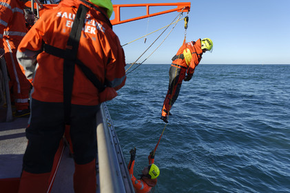 La station est idéalement située à la pointe du nord Cotentin sur la commune d'Auderville.Située aux abords du Raz Blanchard , à 10 miles nautique d'Aurigny et des Iles Anglo-Normandes, le rayon d'action de la station est vaste et se situe de la pointe de Flamanville coté ouest jusqu'au cap Lévy dans l'est.L'abri a une architecture unique en France et sa spécificité réside sur le fait que l'ensemble canot chariot (soit presque 30 tonnes au total ) pivote sur un axe d'une cale à l'autre afin d'être opérationnel  24 heures sur 24 et 365 jours par an quelque soit la marée et les conditions météorologiques.